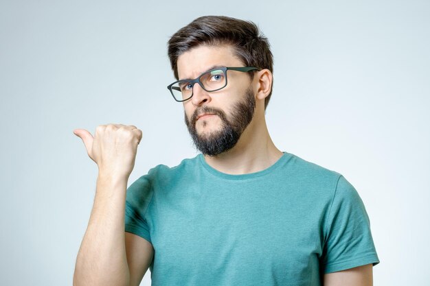 Foto porträt eines jungen ernsten mannes