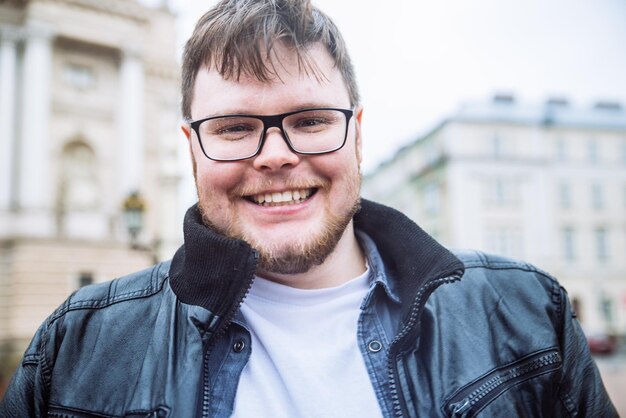 Porträt eines jungen erwachsenen Mannes mit Brille in Tropfen Mann mit nassem Haar