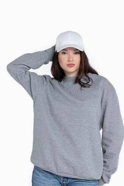 Porträt eines jungen Erwachsenen mit Hoodie-Attrappe