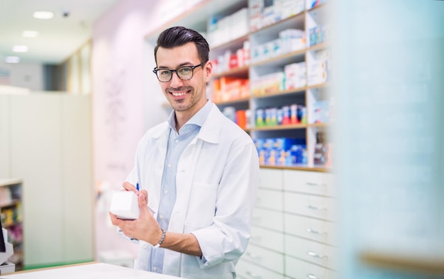 Porträt eines jungen, freundlichen Apothekers