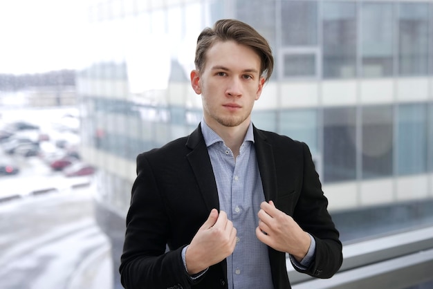 Porträt eines jungen Geschäftsmannes, Büroangestellten oder College- oder Universitätsstudenten in Hemd und Jacke