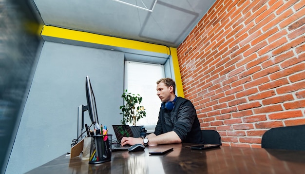 Porträt eines jungen Geschäftsmannes, der am Schreibtisch arbeitet