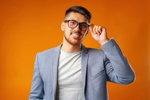 Porträt eines jungen Geschäftsmannes des klugen Mannes, der Brille trägt