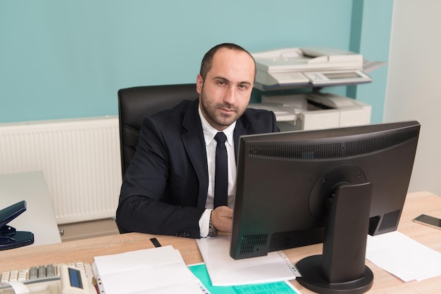 Porträt eines jungen Geschäftsmannes mit einem Computer im Büro