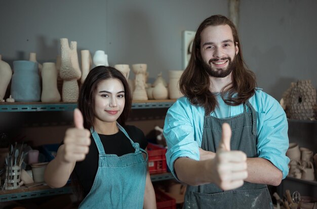Porträt eines jungen Geschäftsmanns und einer jungen Geschäftsfrau, die ein kleines Keramikgeschäft betreiben