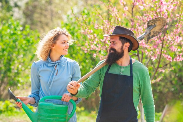 Porträt eines jungen glücklichen Paares im Hof während der Frühlingssaison Landwirtschaft und landwirtschaftlicher Anbau Frisches Bio-Gemüse vom Bauernhof