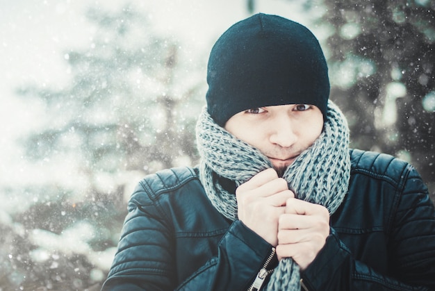 Porträt eines jungen gutaussehenden Mannes mit einem Bart. Winter-Lebensstil