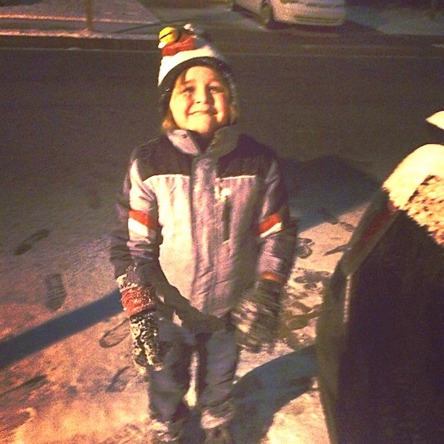 Foto porträt eines jungen in winterkleidung, der lächelt