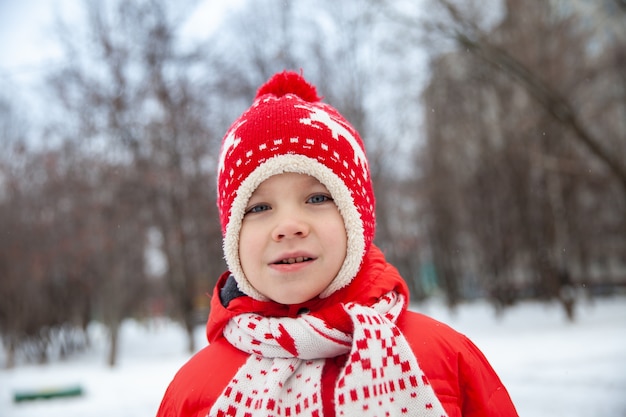 Porträt eines Jungen in Winterkleidung