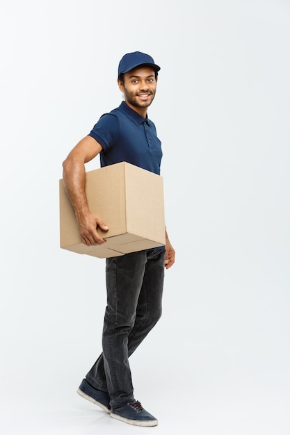 Porträt eines jungen Liefermanns, der eine Kartonbox vor weißem Hintergrund hält