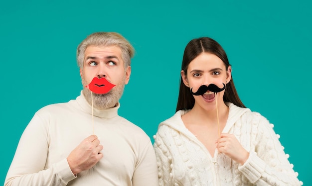 Porträt eines jungen lustigen Paares mit Lippenschnurrbart Herr und Frau Konzept