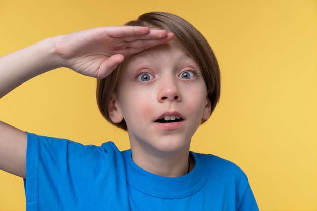 Foto porträt eines jungen mädchens, das neugierig aussieht