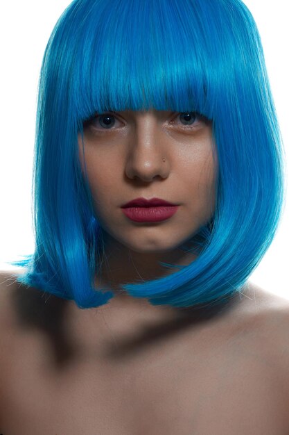 Porträt eines jungen Mädchens mit blauen Haaren auf weißem Hintergrund