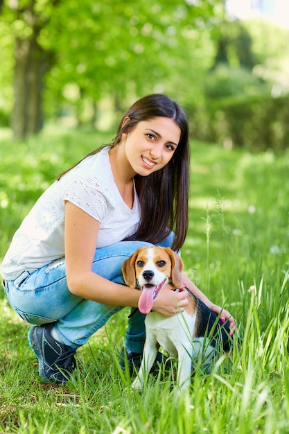 Foto porträt eines jungen mädchens mit ihrem hund im park