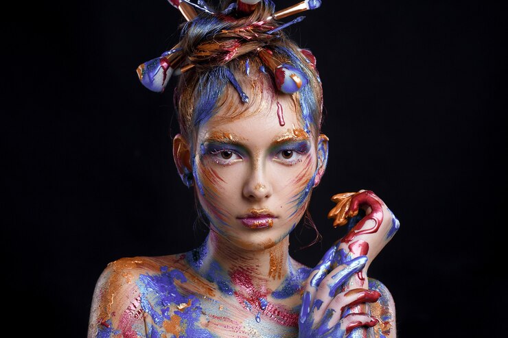 Porträt eines jungen Mädchens mit mehrfarbigem kreativem Make-up auf Schwarz