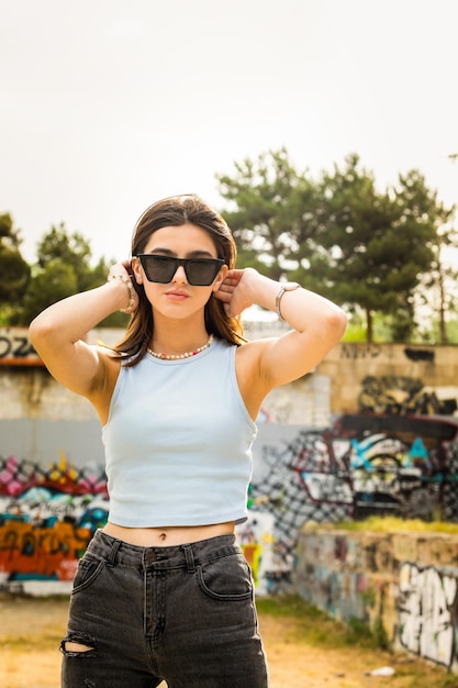 Porträt eines jungen Mädchens mit Sonnenbrille