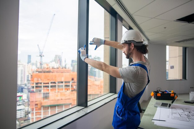 Porträt eines jungen männlichen Landvermessers auf der Baustelle