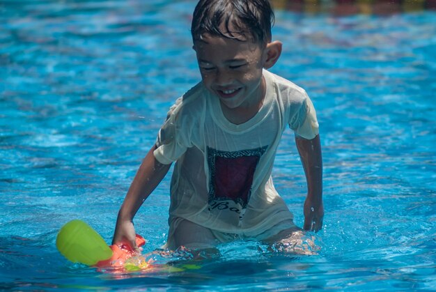 Foto porträt eines jungen mannes am schwimmbad mit vollem glück