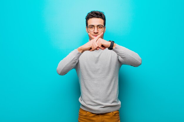 Porträt eines jungen Mannes auf einem blauen Hintergrund