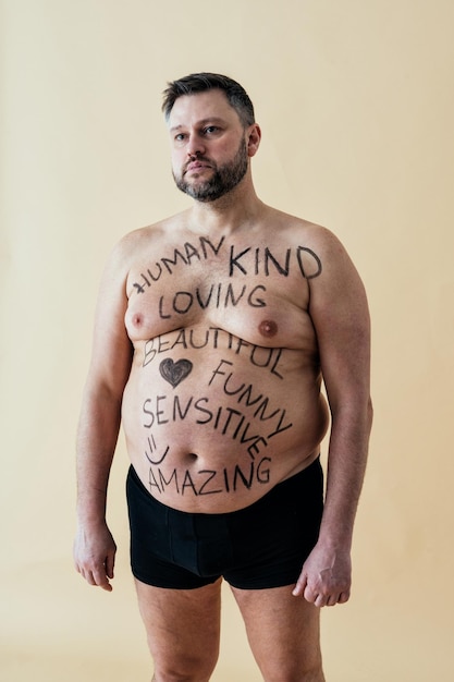 Porträt eines jungen Mannes, der an der Wand steht