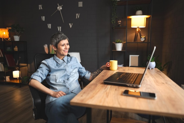 Porträt eines jungen Mannes, der an einem Tisch arbeitet