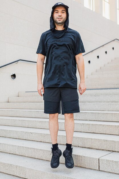 Foto porträt eines jungen mannes, der auf einer treppe steht