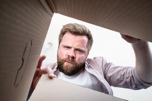 Foto porträt eines jungen mannes, der eine pflanze hält