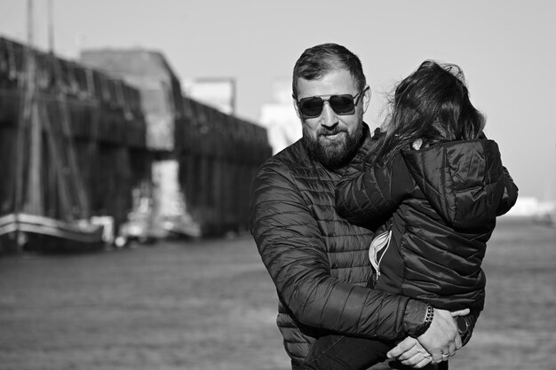 Foto porträt eines jungen mannes, der im freien steht