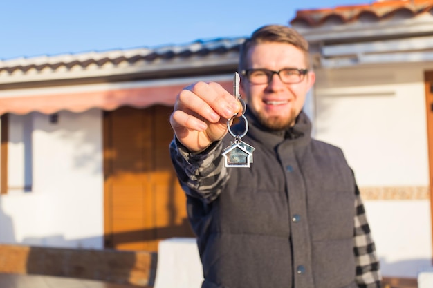 Foto porträt eines jungen mannes, der im freien steht