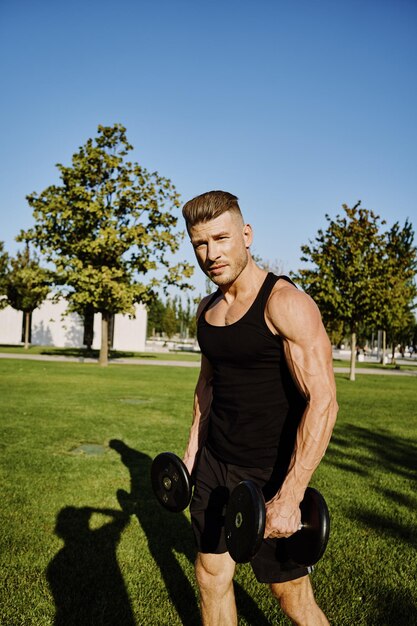 Foto porträt eines jungen mannes, der im park trainiert