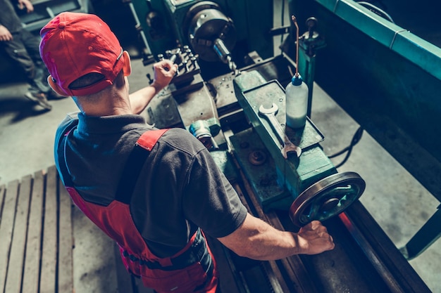 Foto porträt eines jungen mannes, der in einer fabrik arbeitet