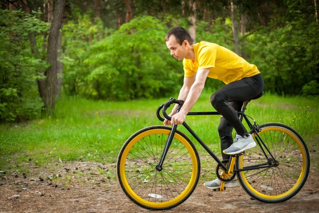 Porträt eines jungen Mannes, der sich auf einem Fahrrad bewegt