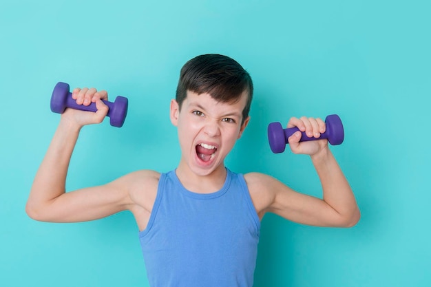 Foto porträt eines jungen mannes, der sich die hände vor blauem hintergrund hält