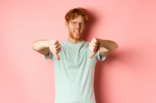 Foto porträt eines jungen mannes, der vor einem grauen hintergrund steht