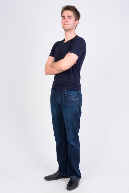 Porträt eines jungen Mannes, der vor weißem Hintergrund steht
