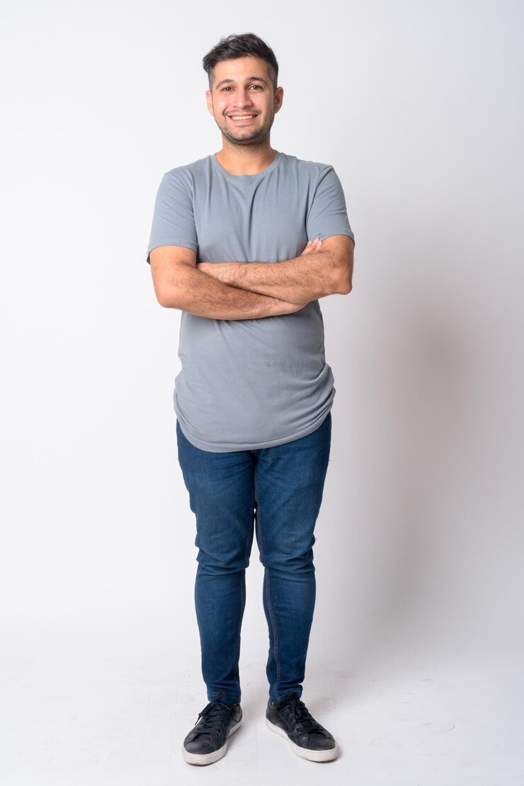 Foto porträt eines jungen mannes, der vor weißem hintergrund steht