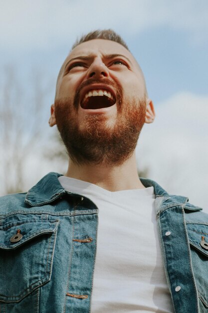 Foto porträt eines jungen mannes gegen den himmel