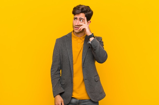 Porträt eines jungen Mannes gegen eine gelbe Wand
