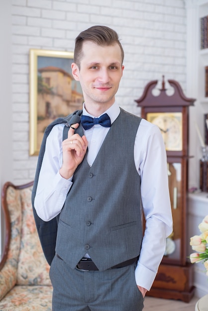 Porträt eines jungen Mannes in einem Hochzeitsanzug