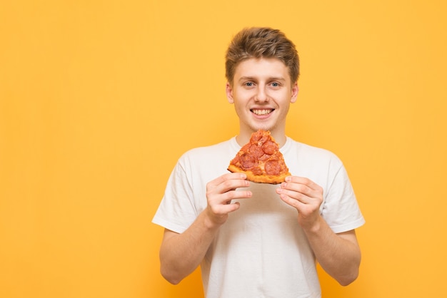 Porträt eines jungen Mannes in einem weißen T-Shirt auf einem gelben