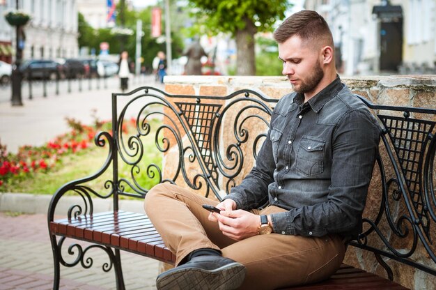 Porträt eines jungen Mannes in Hemd und Hose