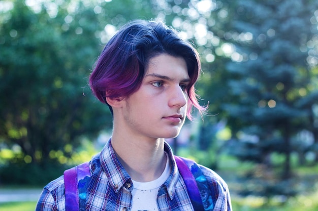 Porträt eines jungen Mannes mit lila Haaren