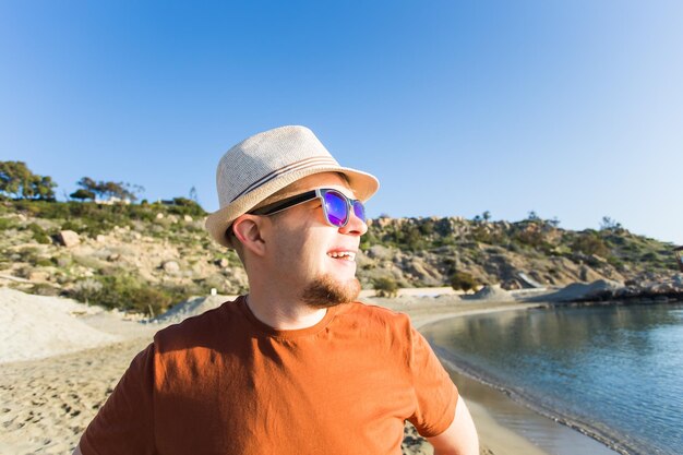 Foto porträt eines jungen mannes mit sonnenbrille vor klarem himmel