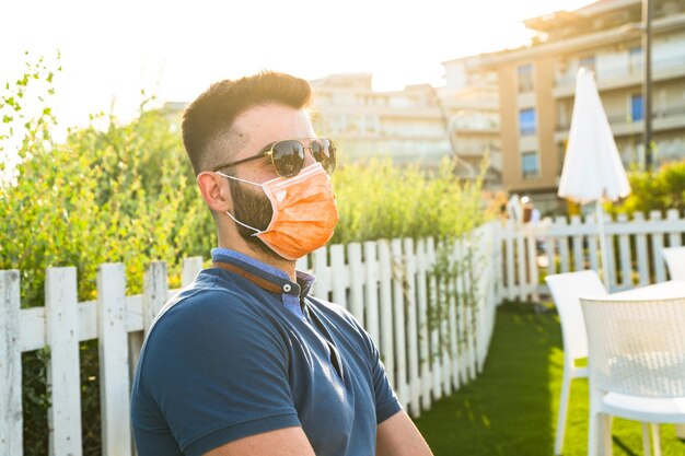 Foto porträt eines jungen mannes mit sonnenbrille