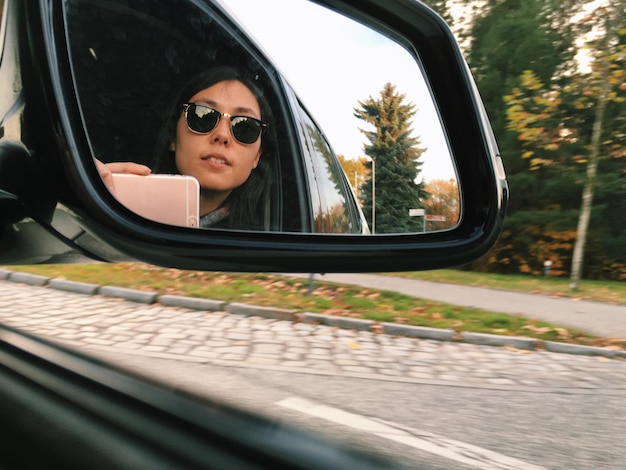 Porträt eines jungen Mannes mit Sonnenbrille