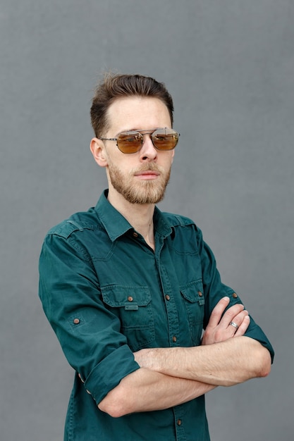 Foto porträt eines jungen mannes mit sonnenbrille