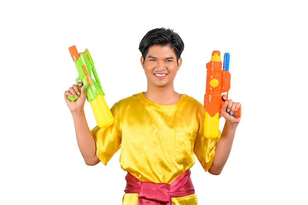 Porträt eines jungen Mannes mit Wasserpistole beim Songkran-Festival