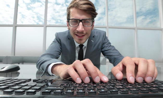 Porträt eines jungen Mannes Peets auf der Tastatur Schauen Sie in die Kamera