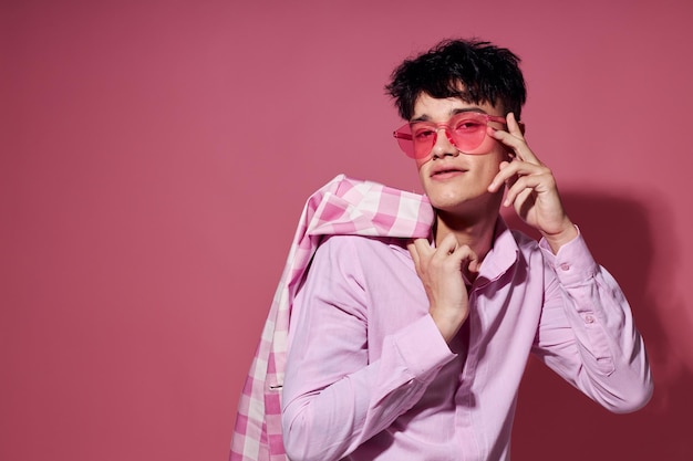 Porträt eines jungen mannes rosa hemd und brille jacke mode elegant stil isoliert hintergrund unal...