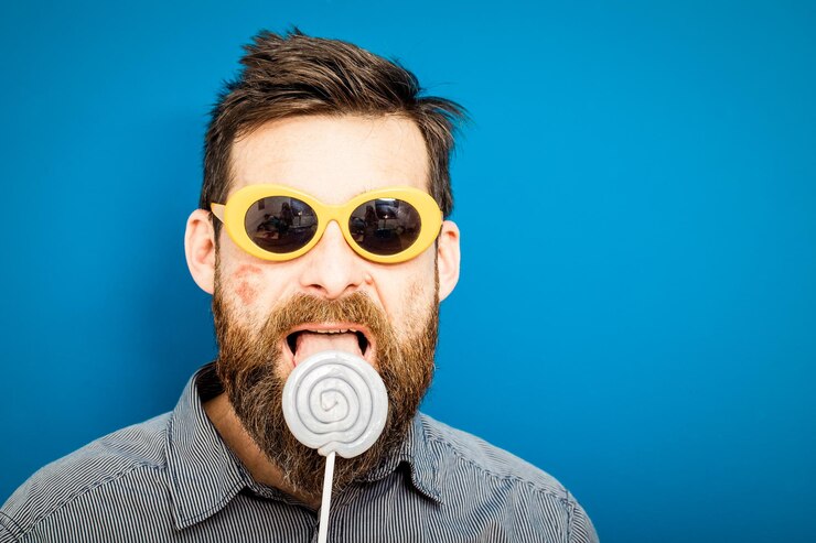 Foto porträt eines jungen mannes vor blauem hintergrund